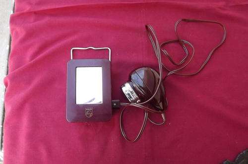 DC only vintage 2 head shaver in Bakelite.Separate battery case.Working good.