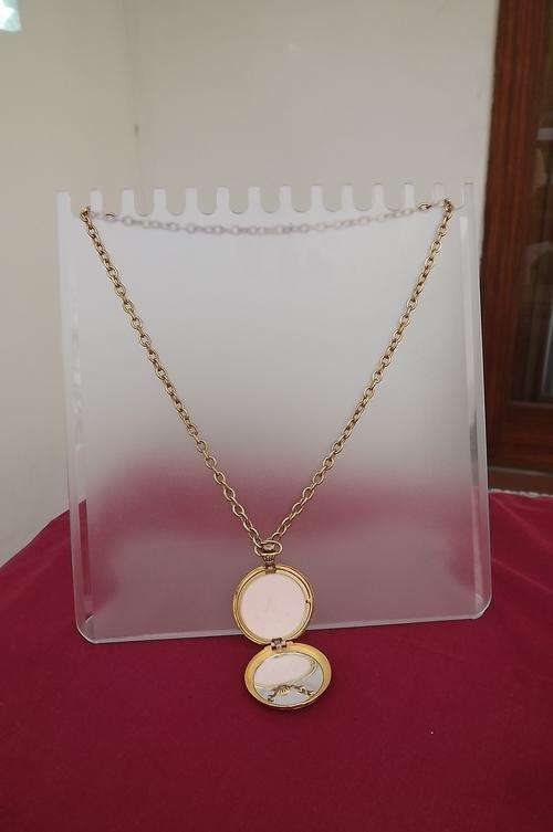 Vintage power locket with mirror on a watch chain.Pressed power well preserved.Good condition
