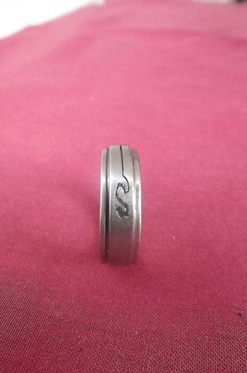 Men's band ring with loose moving piece with design.Size 12.Good condition