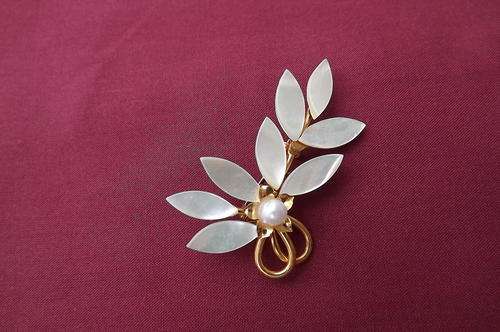 Vintage flower brooch with mother of pearl in gold tone.As new