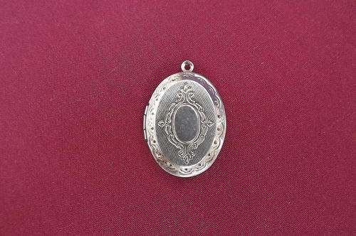 Pretty silver toned locket in good condition - 3 x 2.4 cm.