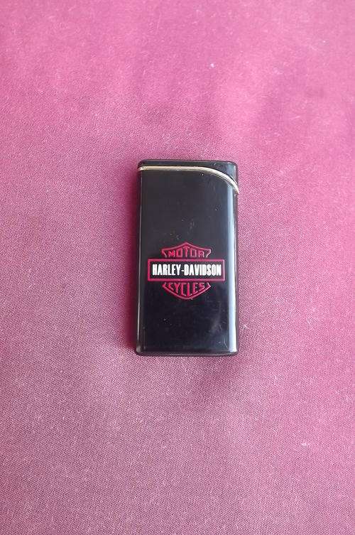 Harley-Davidson lighter in black with red and white lettering.6 x 9cm. As new condition. Working.