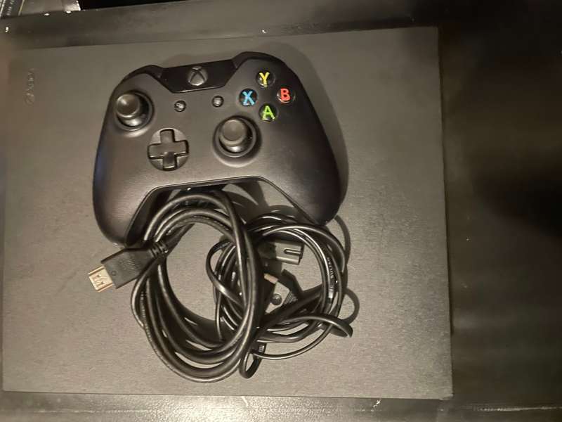 Xbox One X - 1 TB - 4K HDR  + 1 controller