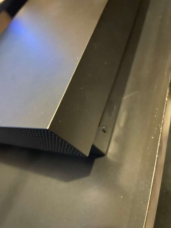 Xbox One X - 1 TB - 4K HDR  + 1 controller