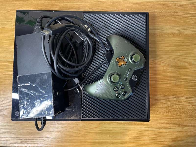 Microsoft Xbox One - 500GB + 1  Xbox Custom Controller