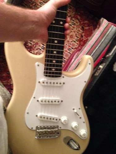 Fender Stratocaster USA made Highway 1 blonde with fender hard case near perfect condition
