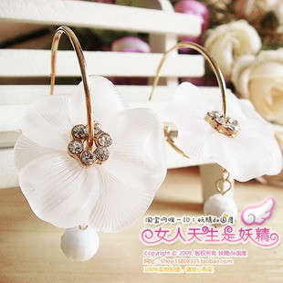 PURE WHITE FLOWER EARRING