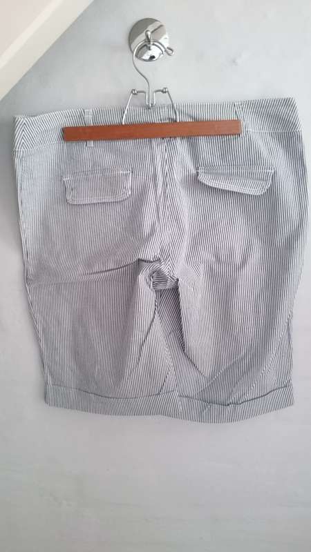 Truworths size 38 striped navy white shorts women excellent condition