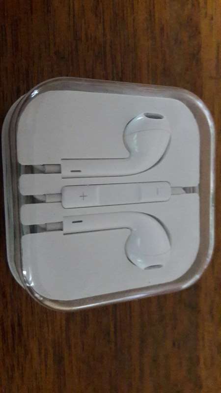 *FREE* Complimentary Ear Buds White (And *FREE* Delivery)