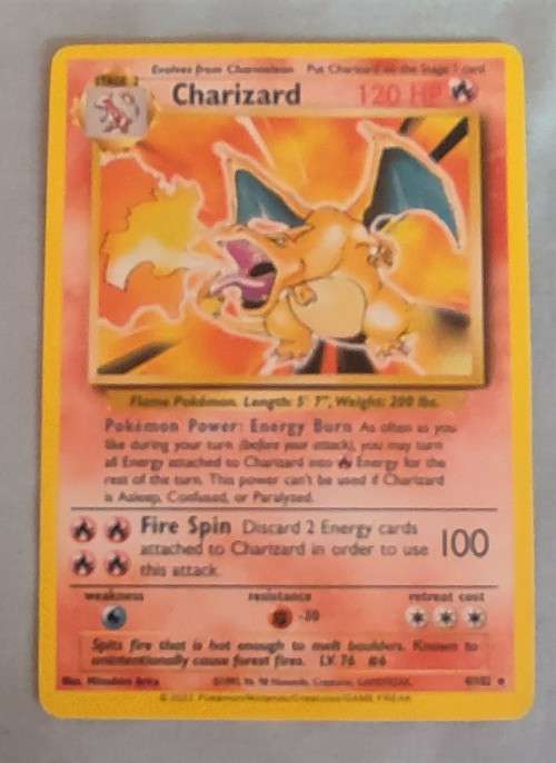 Pokémon TCG Charizard Base Set 4/102 RARE (MINT)