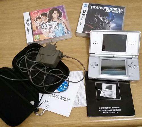 !!!NINTENDO DS Lite with 2 games, Transformers Autobots and Wizards of Waverly place!!!