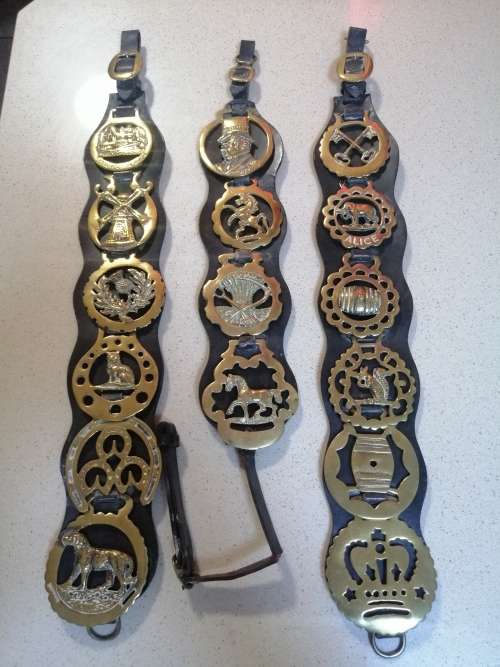 ### R1 No reserve -  Horse brass on 3 belts, a fantastic selection of 16 brass pieces ###