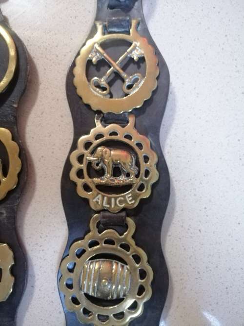 ### R1 No reserve -  Horse brass on 3 belts, a fantastic selection of 16 brass pieces ###