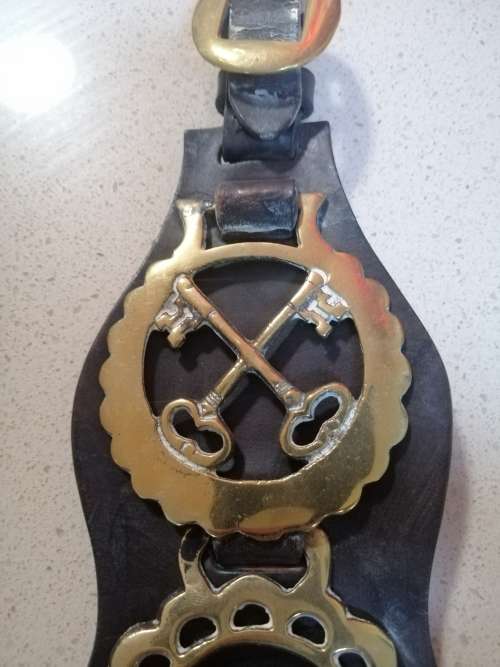 ### R1 No reserve -  Horse brass on 3 belts, a fantastic selection of 16 brass pieces ###