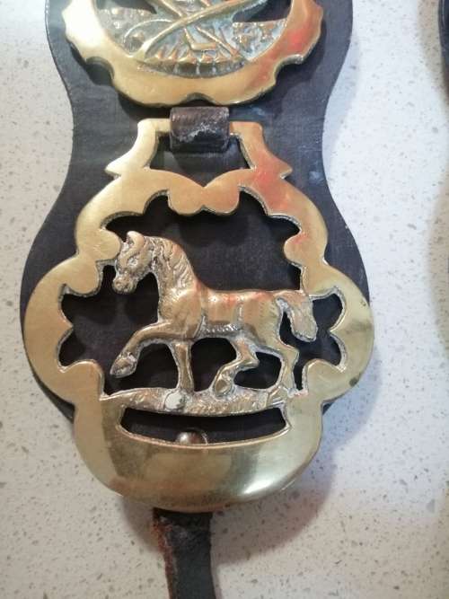 ### R1 No reserve -  Horse brass on 3 belts, a fantastic selection of 16 brass pieces ###