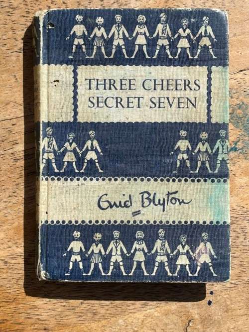Enid Blyton - Three cheers secret seven