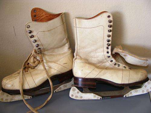 ICE SKATES