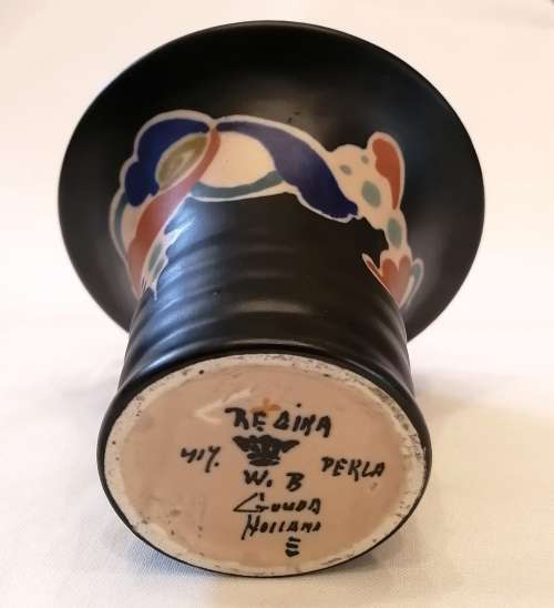 Beautiful Gouda, Regina vase in the rare Perla pattern