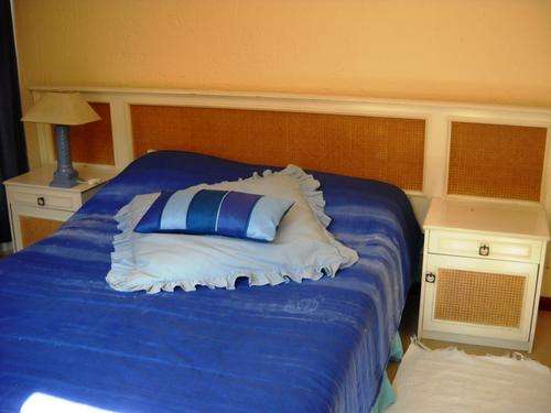 King / Queen wood and ratan headboard and bedsidetables
