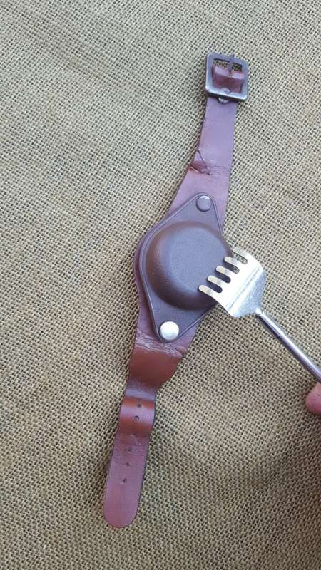 SADF "smalls" auction nr 2 - SADF era type original pvt purchase leather watch strap and cover