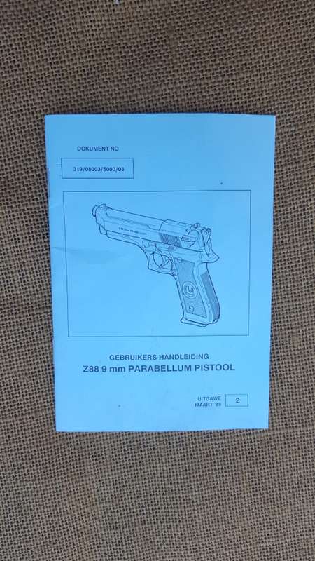 SADF era dd 1989 small A6 size pistol manual for Z-88 9mm para side-arm (Eng/ Afr) good condition