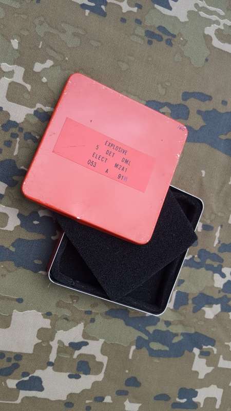 small flat square SADF type red ammo "dems" tin for dets - very good condition with inner padding