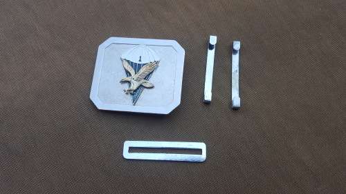 SADF era 1 Para Bn metal stable-belt buckle - new and unused condition with loose clips