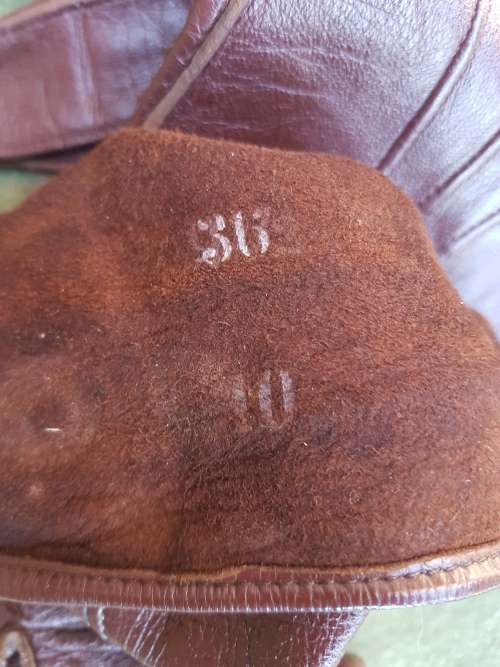 SADF era nutria brown leather Officers parade gloves - not worn, new in very good & unused condition
