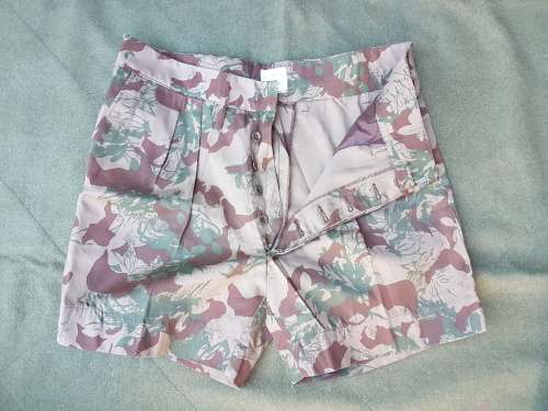 scarce and rarely seen new & unused (unworn) SAP era camo field-dress shorts - waist 97cm