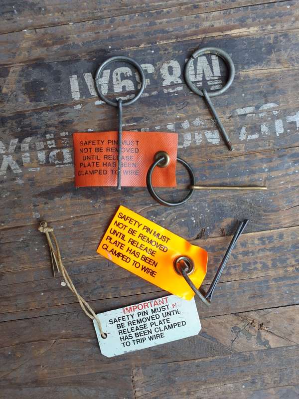 5 piece job-lot of original SADF era SWA/Angola bushwar era small ammo safety pins & tags all differ