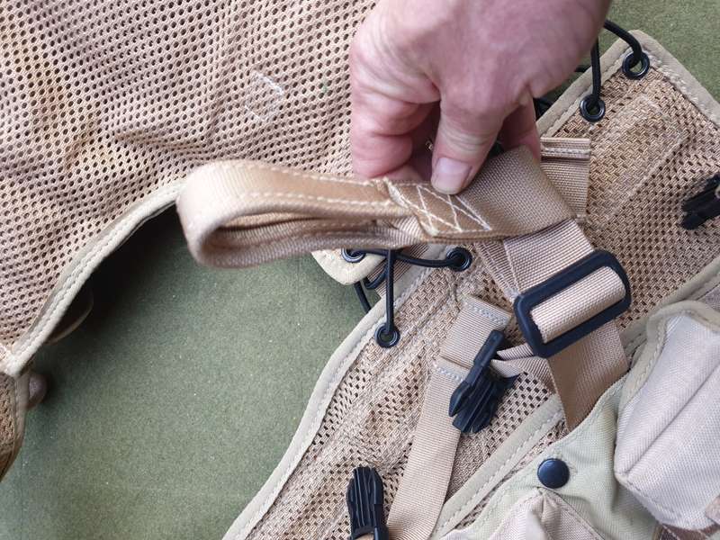 original (confirmed) UAE (Dubai) armed forces used hot extraction assault vest deset camo 20rd mags