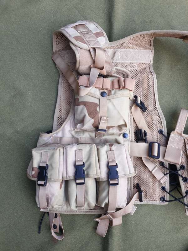 original (confirmed) UAE (Dubai) armed forces used hot extraction assault vest deset camo 20rd mags