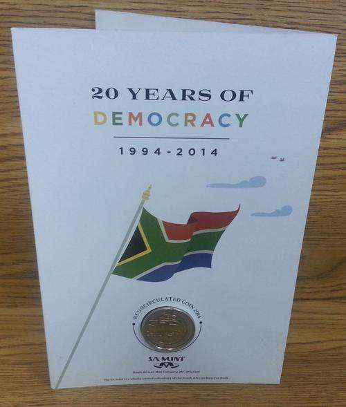 **NEW**2014 20 YEARS OF DEMOCRACY UNC R5 & UNION BUILDINGS UNC R2 COMBO COIN FOLDER**SEE PICS!!