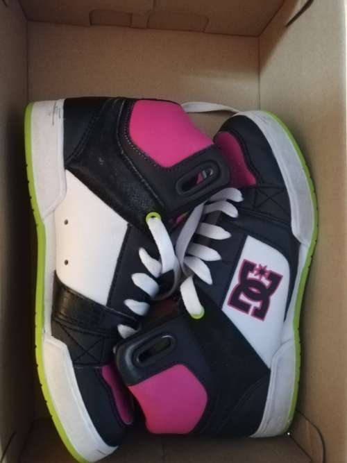 ***DC SHOES, SIZE 3 GIRLS , USED ONCE, IN BOX***R99 FREIGHT
