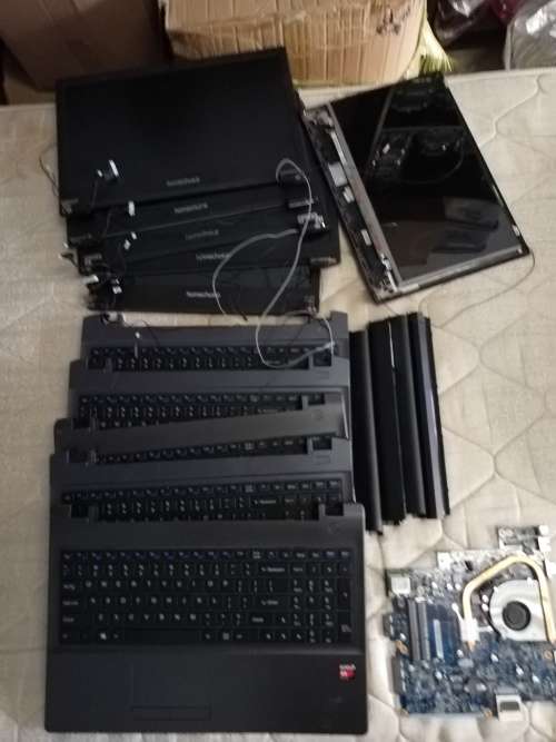 ***LOT OF LAPTOP PARTS***MOTHERBOARD, SCREENS, KEYBOARDS, BATTERIES***