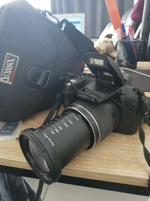 ***FUJIFILM FINEPIX HS10, EXCELLENT CONDITION  WITH BAG AND  16GB MEMORY CARD**R99 POST**