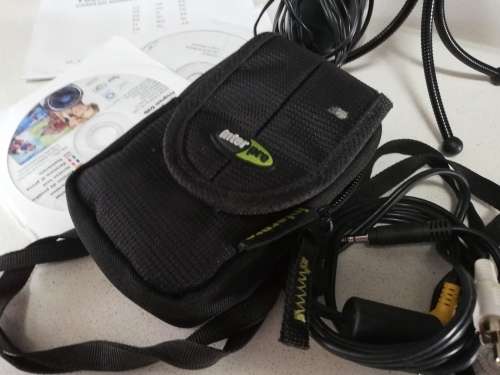 ***TOSHIBA CAMILEO S20 CAMCORDER WTH BAG, STRAP, MANUELS, CD, TRIPOD**