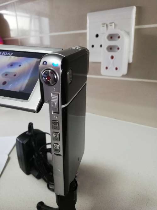 ***TOSHIBA CAMILEO S20 CAMCORDER WTH BAG, STRAP, MANUELS, CD, TRIPOD**