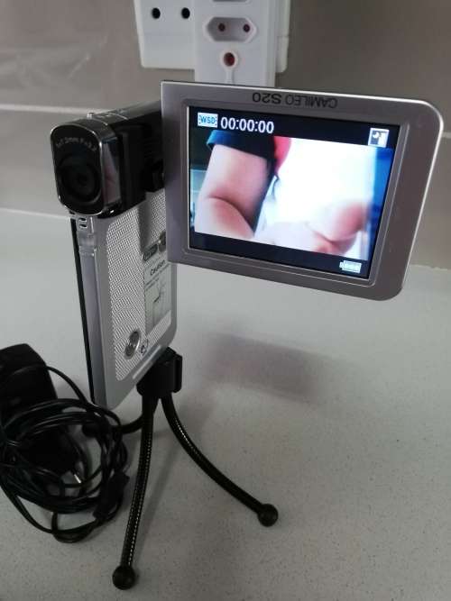 ***TOSHIBA CAMILEO S20 CAMCORDER WTH BAG, STRAP, MANUELS, CD, TRIPOD**
