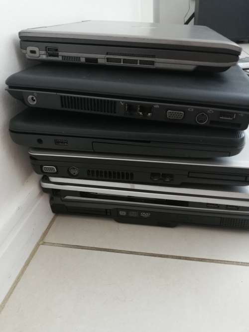 ***6x LAPTOPS,HARD DRIVES, DISKS, WIFI ROUTERS, REMOTE BOOSTERS, BAG, SPEAKERS**READ AD******