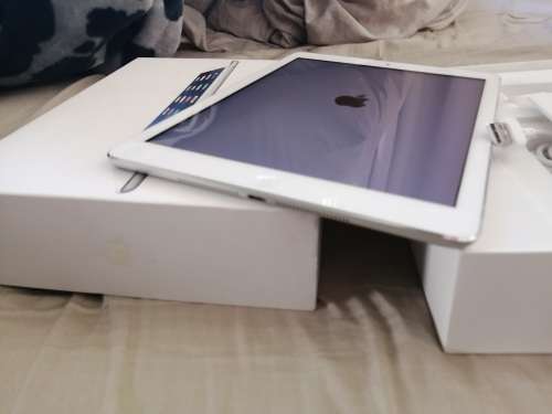 *****APPLE IPAD AIR A1475 4G/WIFI/ 64GB , RETINA 10.5" DISPLAY LIKE NEW IN BOX R10 000****