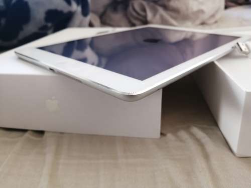 *****APPLE IPAD AIR A1475 4G/WIFI/ 64GB , RETINA 10.5" DISPLAY LIKE NEW IN BOX R10 000****