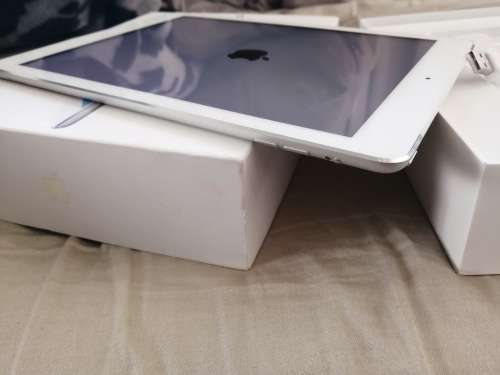 *****APPLE IPAD AIR A1475 4G/WIFI/ 64GB , RETINA 10.5" DISPLAY LIKE NEW IN BOX R10 000****