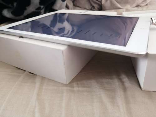 *****APPLE IPAD AIR A1475 4G/WIFI/ 64GB , RETINA 10.5" DISPLAY LIKE NEW IN BOX R10 000****