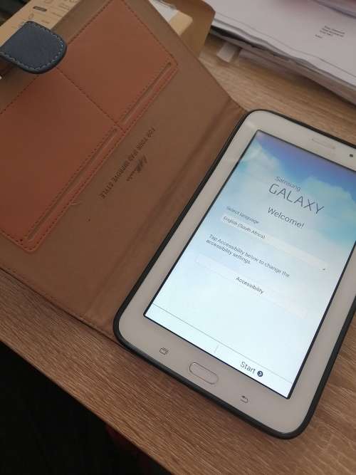 ***SAMSUNG GALAXY TAB 3, 3G, WIFI, 8GB +32GB CARD IN BOX WITH CHARGER AND POUCH. SM-T116****