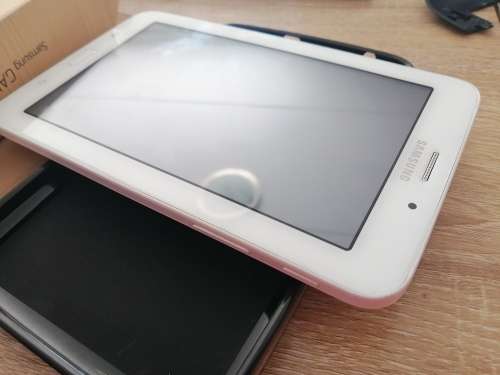***SAMSUNG GALAXY TAB 3, 3G, WIFI, 8GB +32GB CARD IN BOX WITH CHARGER AND POUCH. SM-T116****