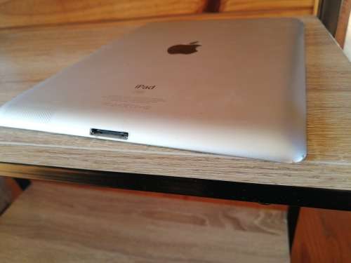 ****APPLE IPAD A1430  3RD GEN, 3G AND WIFI  32GB, 10 INCH SCREEN , WITH POUCH AND CHARGER**