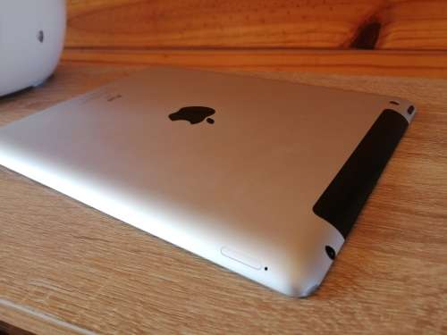 ****APPLE IPAD A1430  3RD GEN, 3G AND WIFI  32GB, 10 INCH SCREEN , WITH POUCH AND CHARGER**