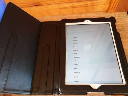 ****APPLE IPAD A1430  3RD GEN, 3G AND WIFI  32GB, 10 INCH SCREEN , WITH POUCH AND CHARGER**