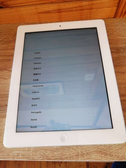 ****APPLE IPAD A1430  3RD GEN, 3G AND WIFI  32GB, 10 INCH SCREEN , WITH POUCH AND CHARGER**